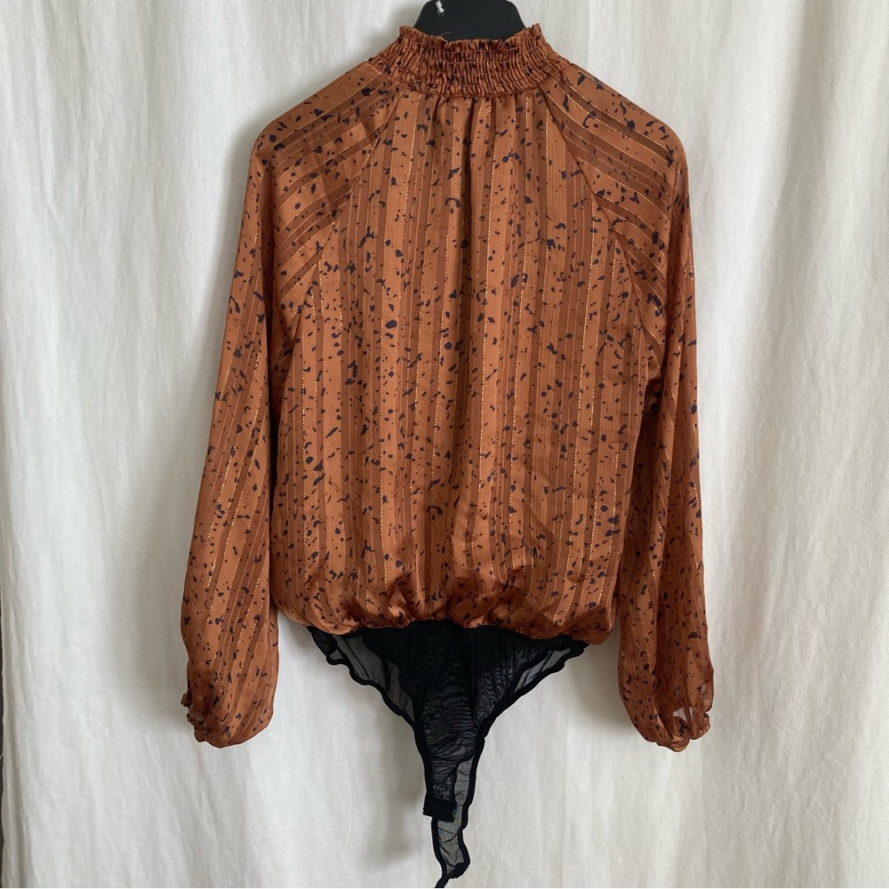 Lush women’s long bell sleeve smocking neck. Printed Blouse Bodysuit size M